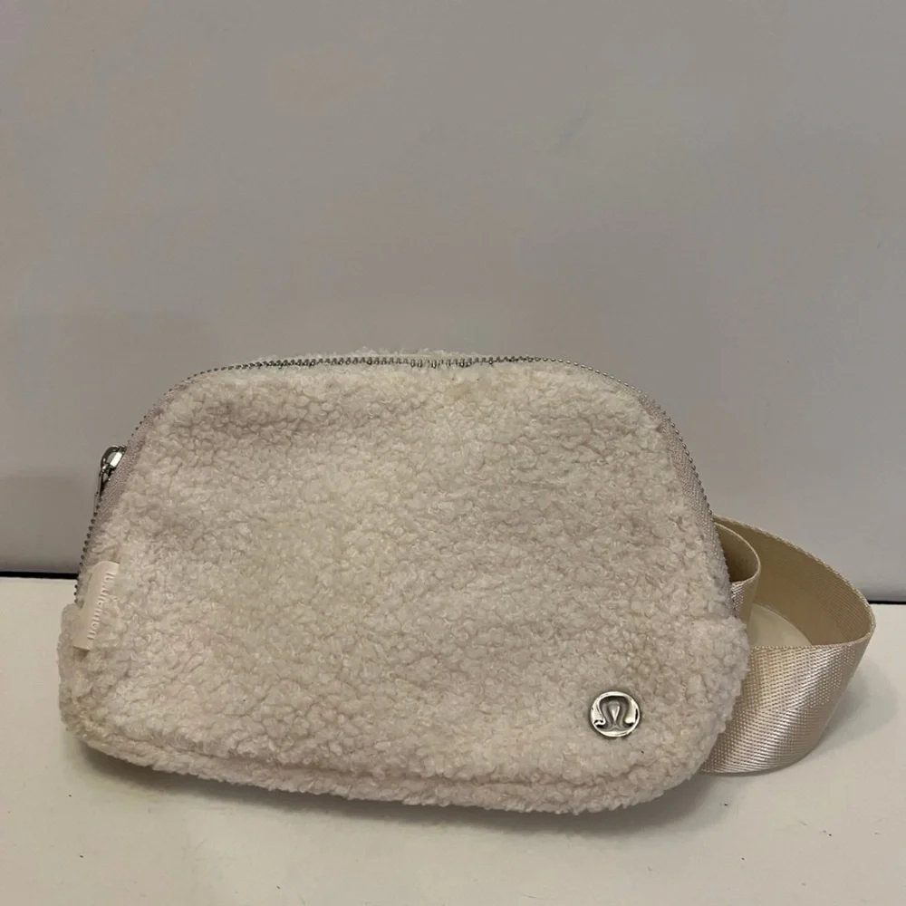 Lululemon Everywhere fleece Belt Bag 1L